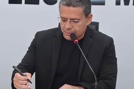 19 de Agosto, 06:46 Alexandre pede esclarecimento sobre retirada de animais soltos pelas ruas da cidade