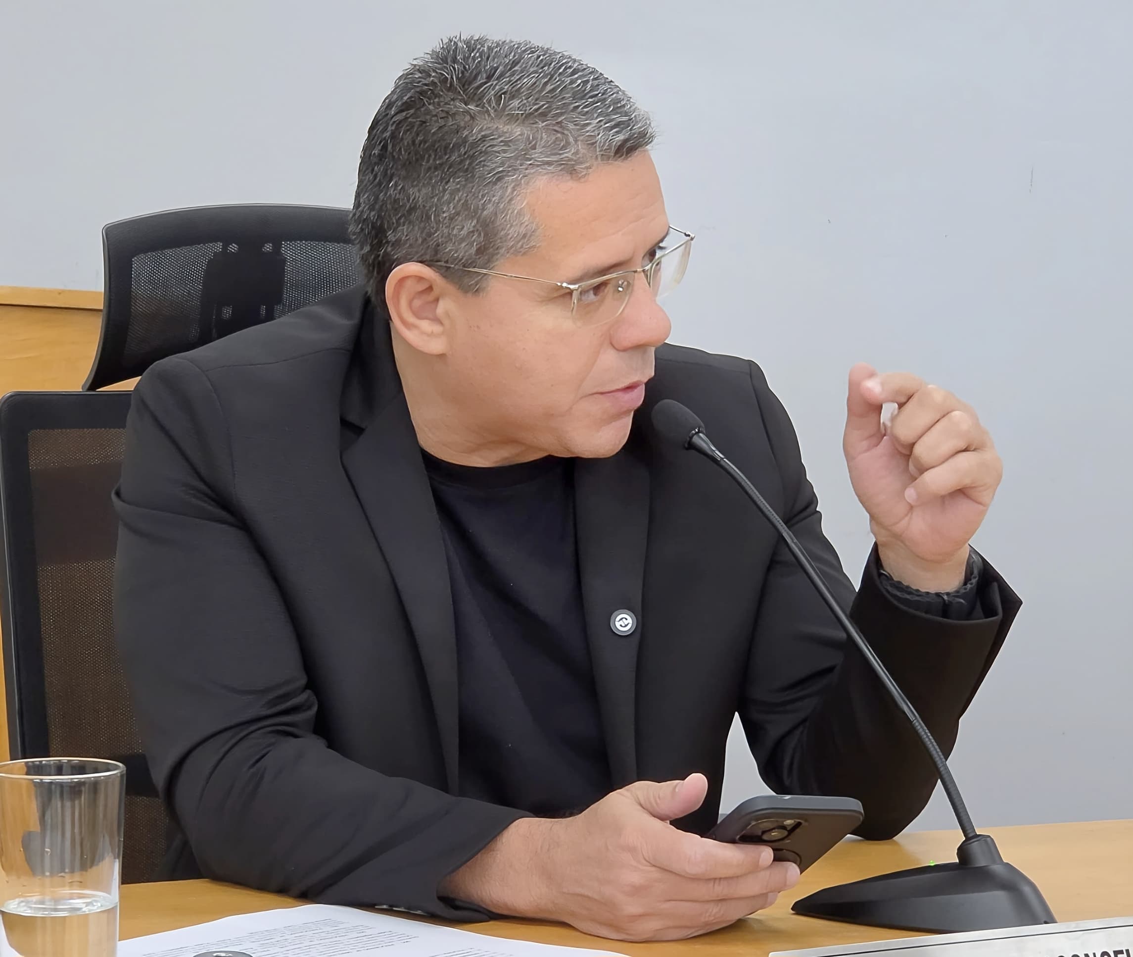 Alexandre pede intervenção de Mara Caseiro para solucionar problemas de energia na cidade