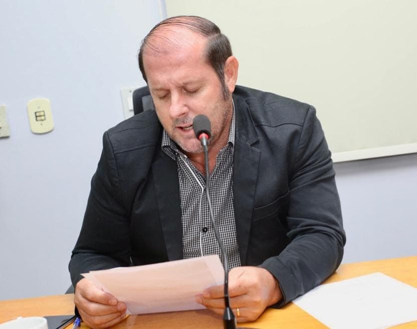 Vereador atende moradores e solicita roçada de matagal e limpeza na cidade