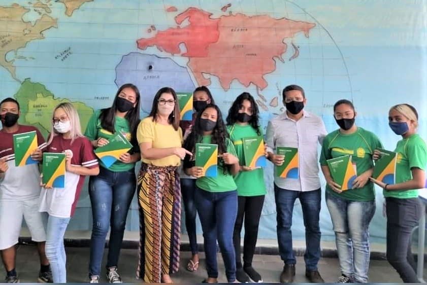 Alunos da Escola JGP recebem doação de livros para a Biblioteca Jurídica
