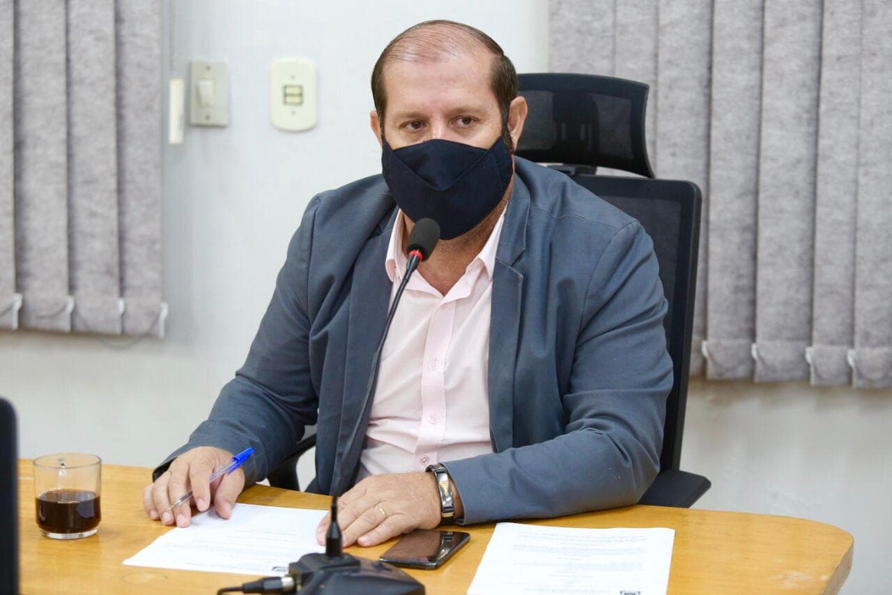 Vereador pede poda de árvores para melhorar visibilidade na Sete de Setembro