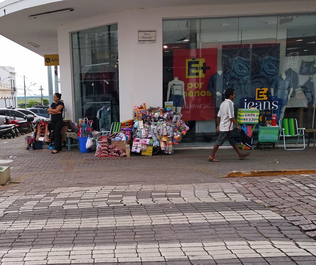 Câmara de Corumbá cobra fiscalização contra ambulantes nas calçadas
