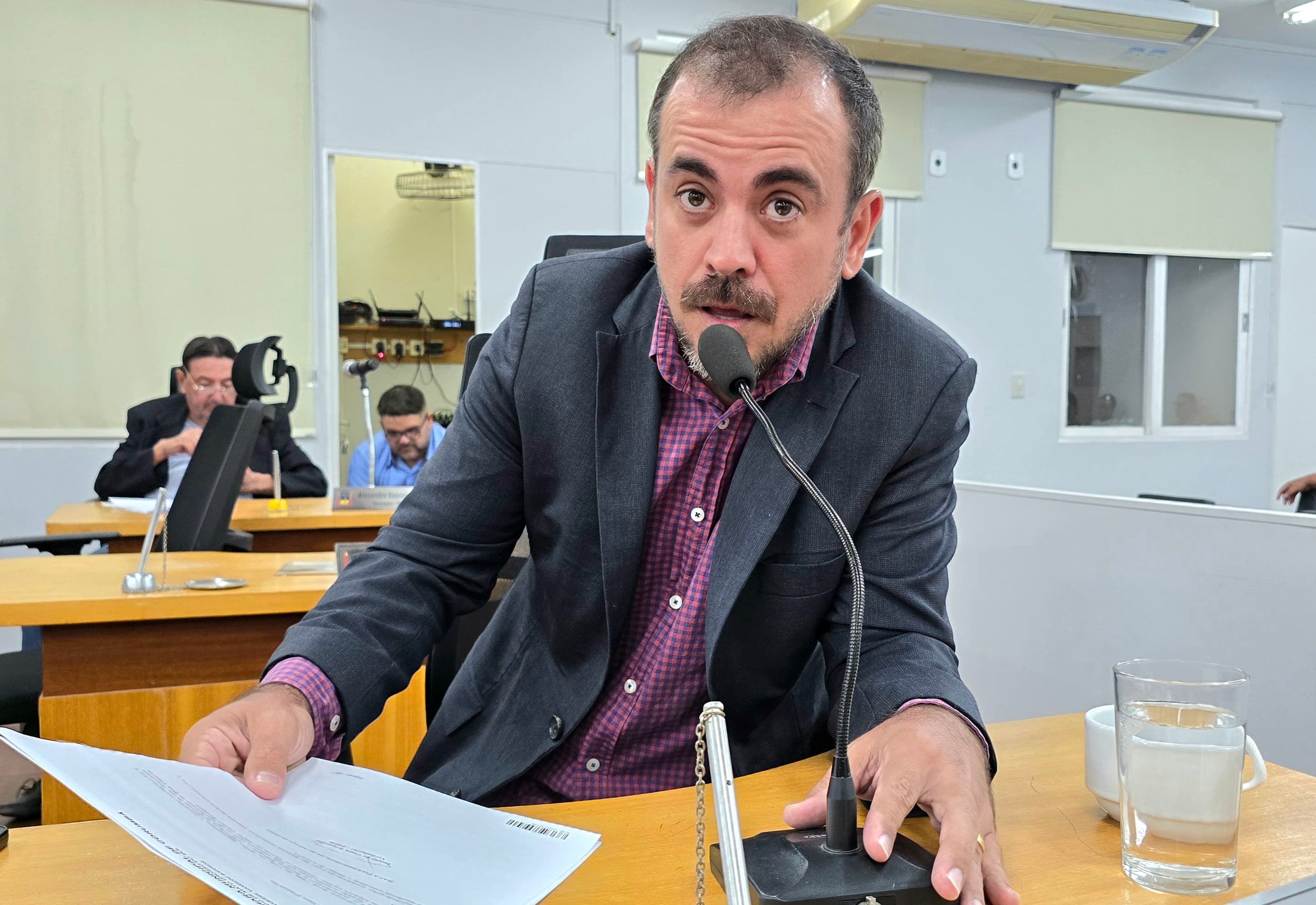 Vereador atende moradores e pede recuperação de ruas no Centro América e Universitário