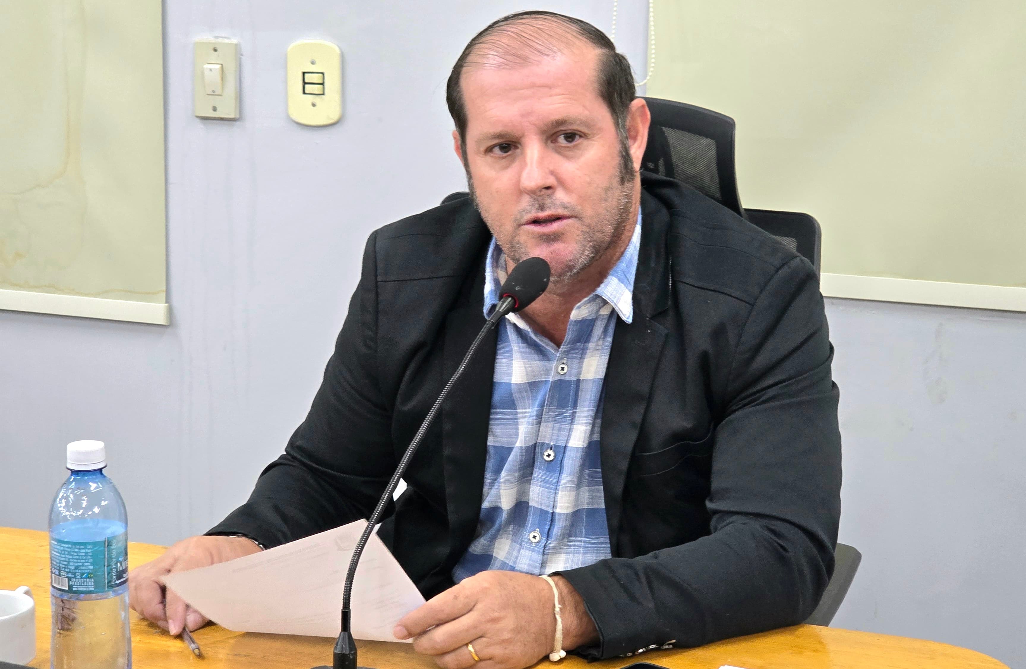 Na Câmara, vereador reforça necessidade de recuperar pavimento na cidade