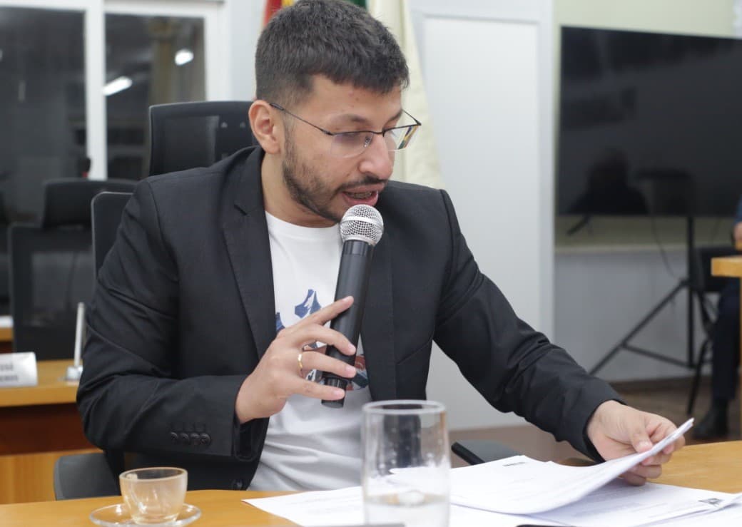 Vereador pede remoção de lixo e entulho acumulados em via pública no Bairro Aeroporto