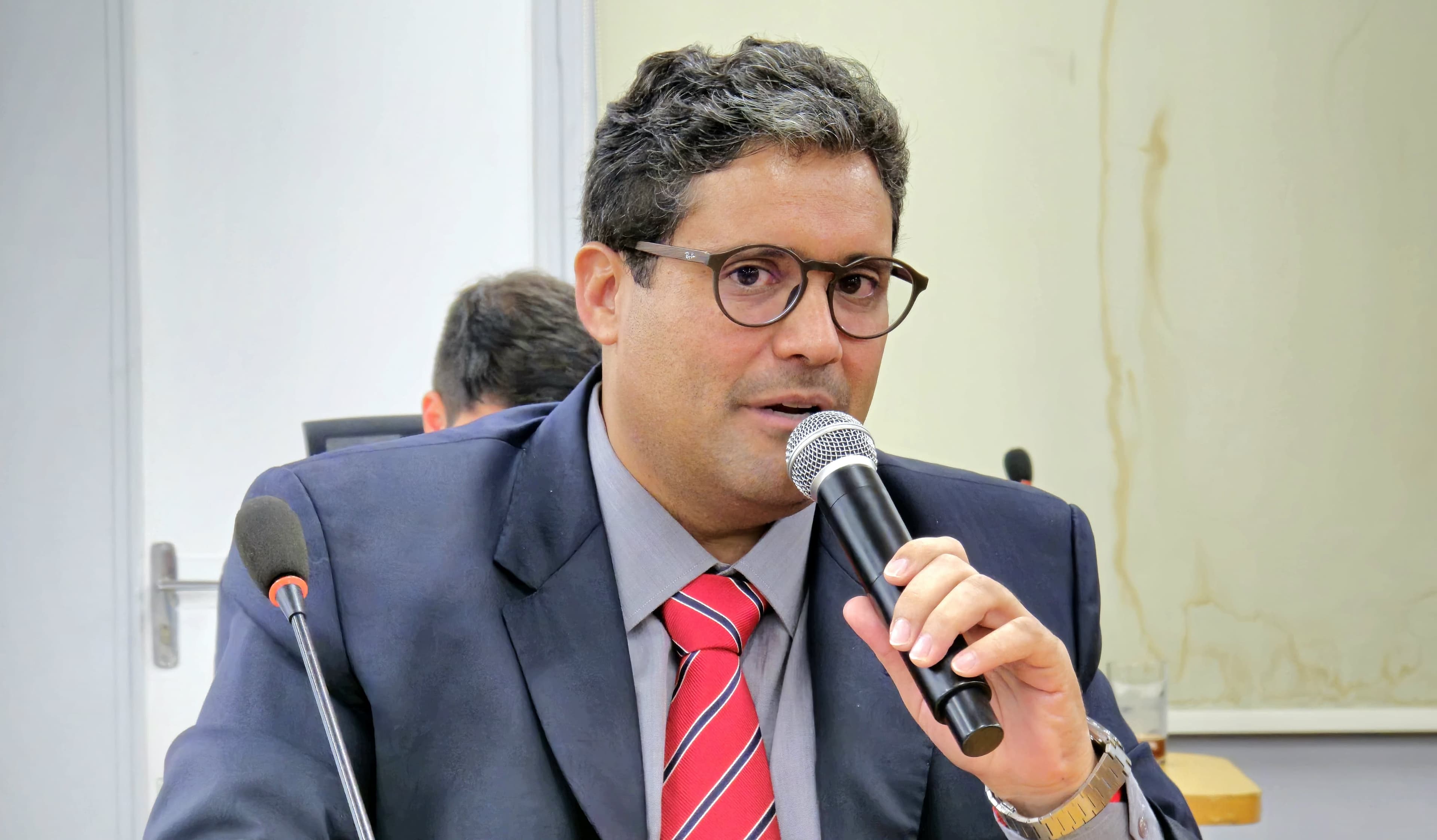 Chicão cobra posicionamento da Prefeitura em relação aos serviços de iluminação pública
