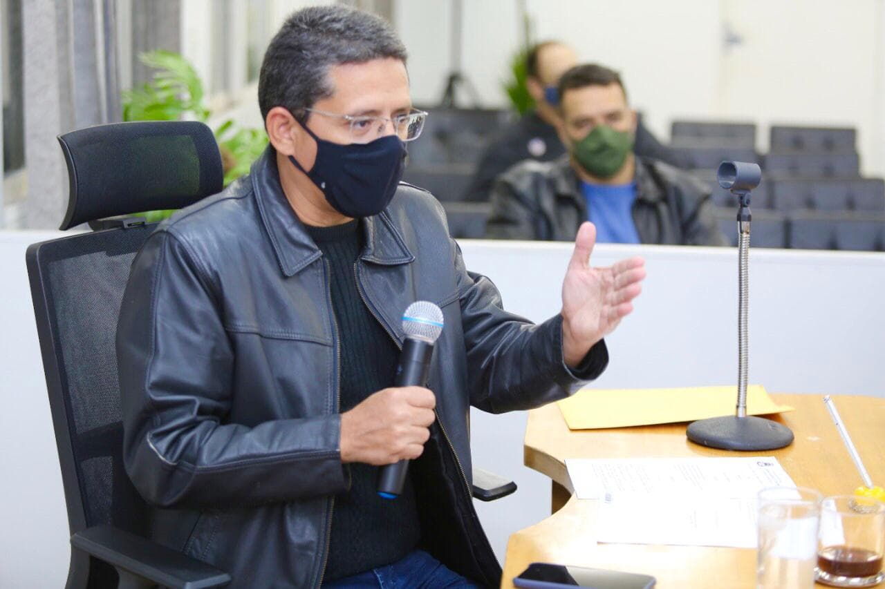 Vereador pede serviços de manutenção e limpeza de passarela de pedestre no Passo do Lontra