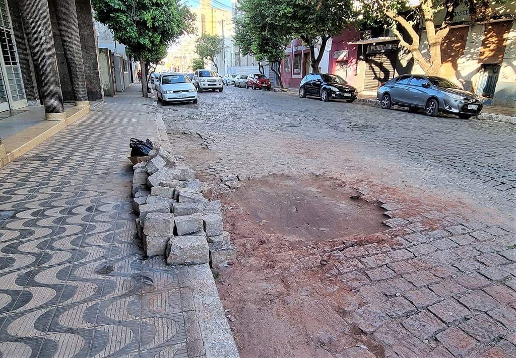 Buraco aberto pela Sanesul causa transtornos e vereador cobra providências