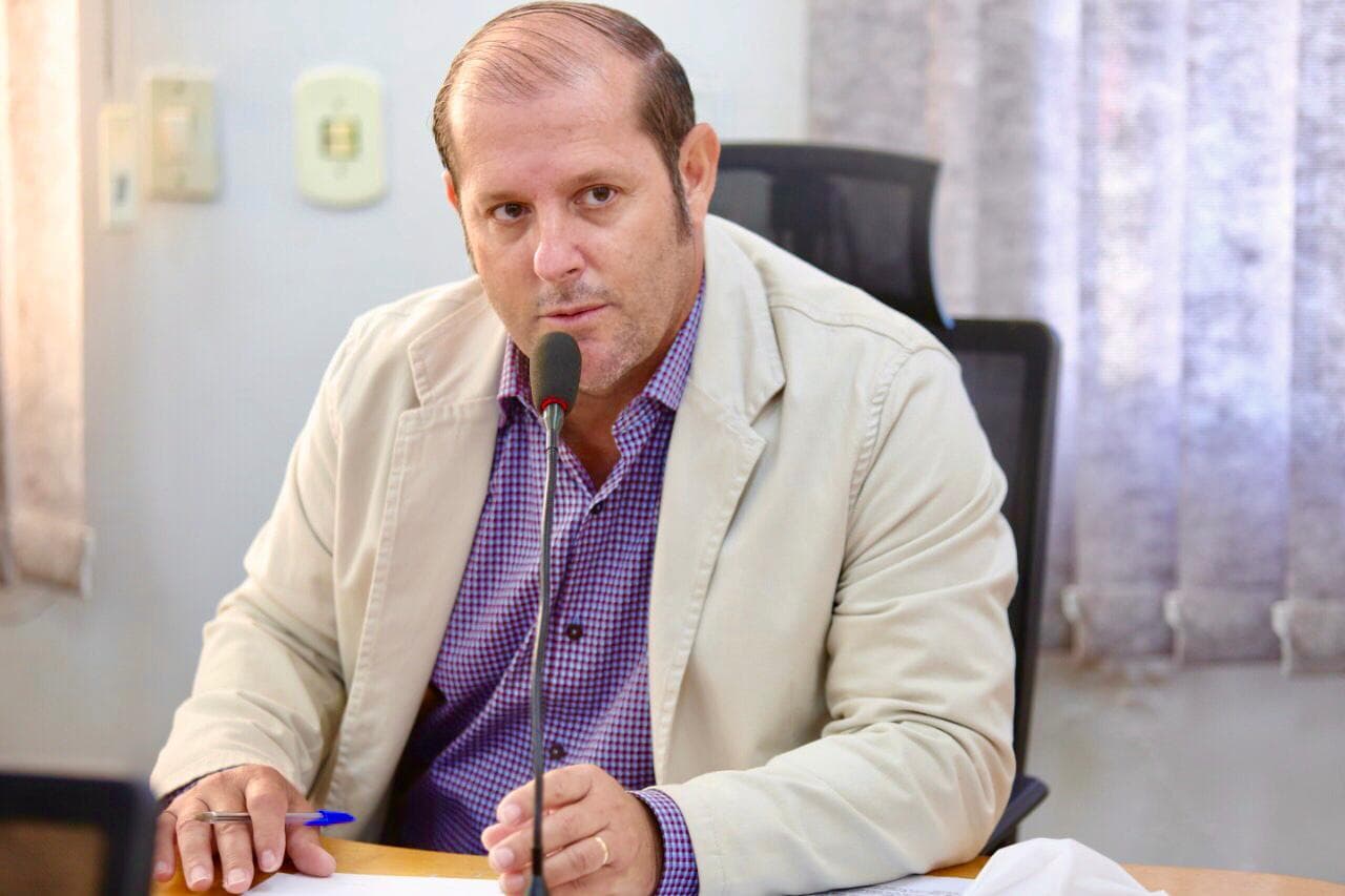 Vereador solicita melhorias em vias de dois bairros da cidade