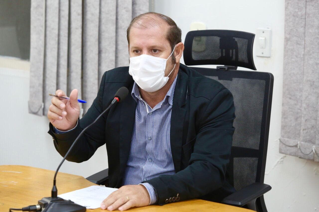 Na Câmara, vereador solicita melhorias de via pública e limpeza na cidade