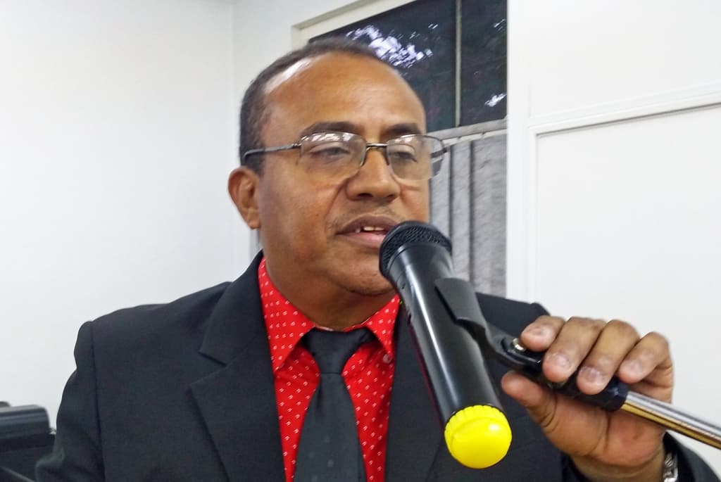 Vereador pede mutirão de limpeza e recuperação de via no Bairro Aeroporto