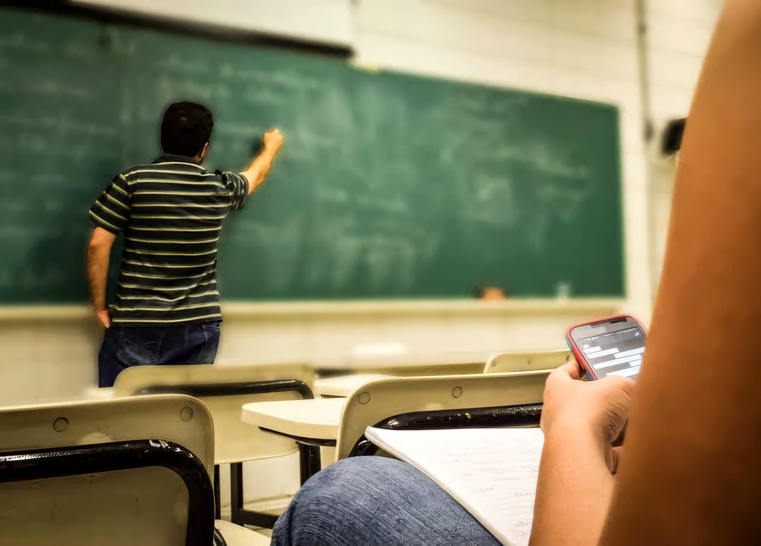 Proposta regulamentação do uso de celulares na rede pública de ensino de Corumbá
