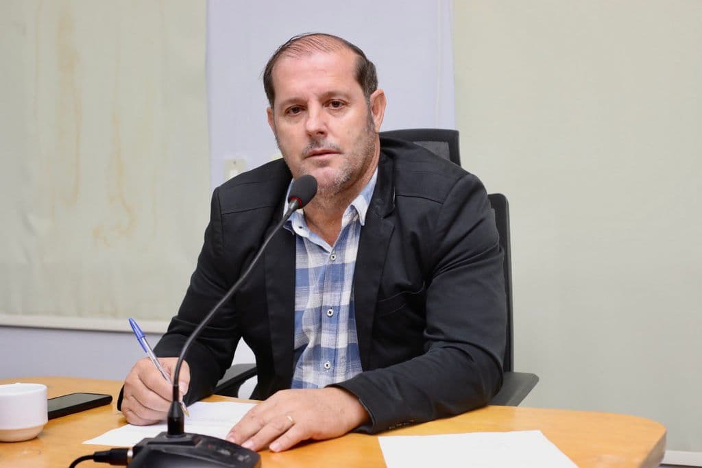 Para melhorar trafegabilidade, morador pede recapeamento de rua na parte alta