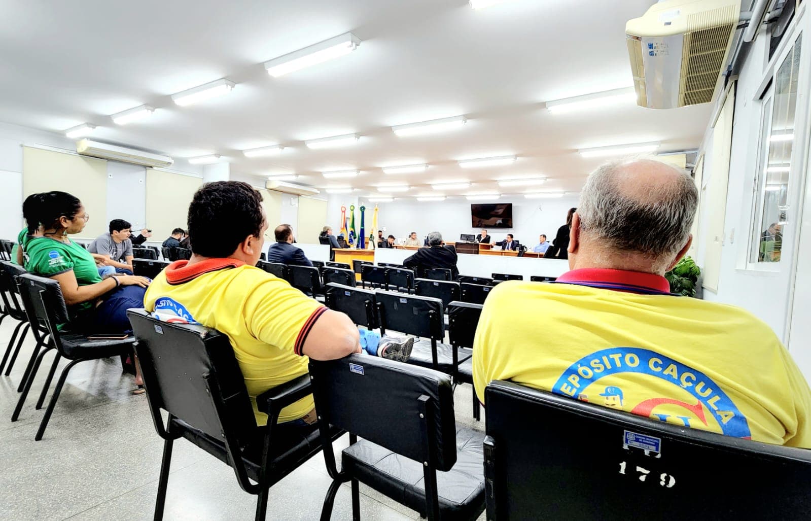 Ausência do fabricante é criticada e preço do cimento continuará sendo questionado na cidade