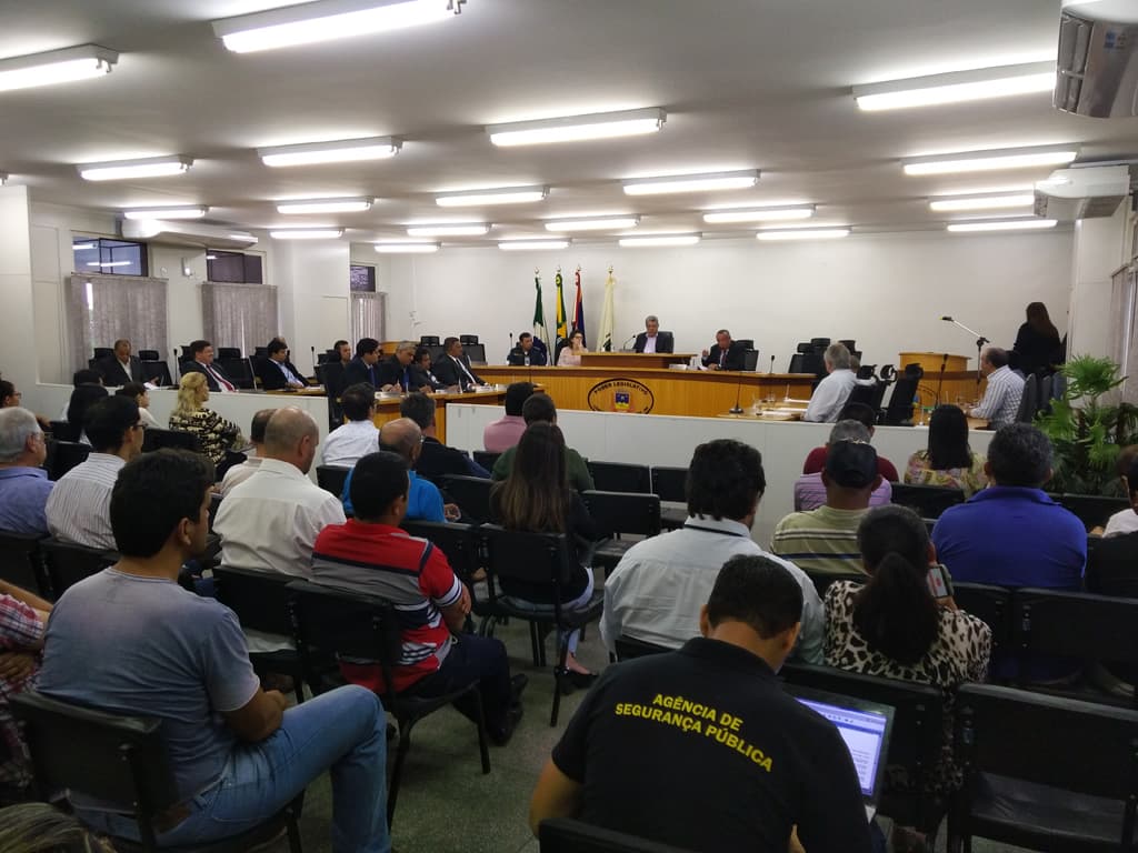 Autoridades debatem comércio clandestino e a revisão do Código de Postura