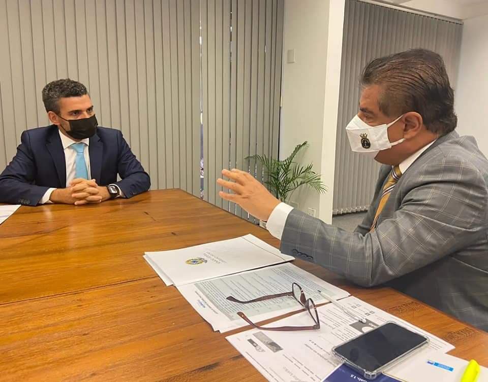 Em Brasília, senador busca solução para acabar com operação padrão da Receita Federal