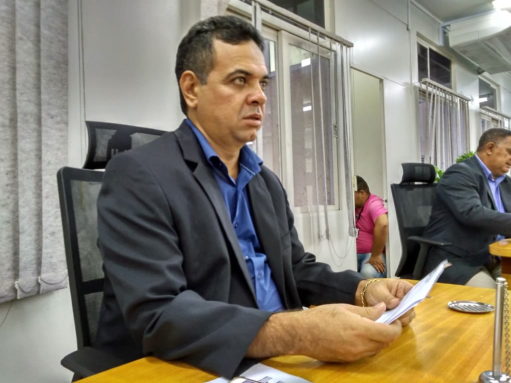 Vereador solicita à Prefeitura, melhorias em escolas da área urbana