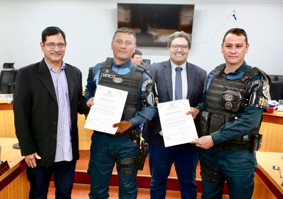 Câmara de Corumbá homenageia policiais militares que salvaram jovem no Previsul