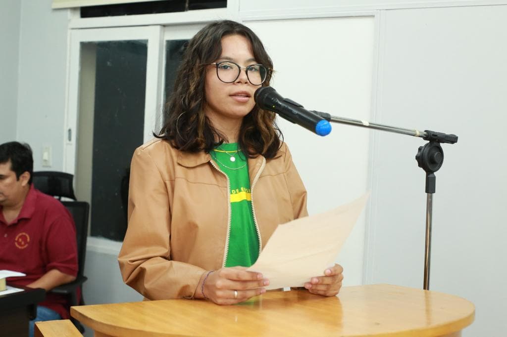 Estudantes participam de sessão, fazem reivindicações que são transformadas em requerimento