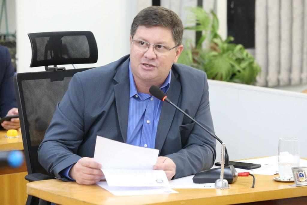 Vereador reivindica recuperação de vias públicas no Bairro Cravo Vermelho