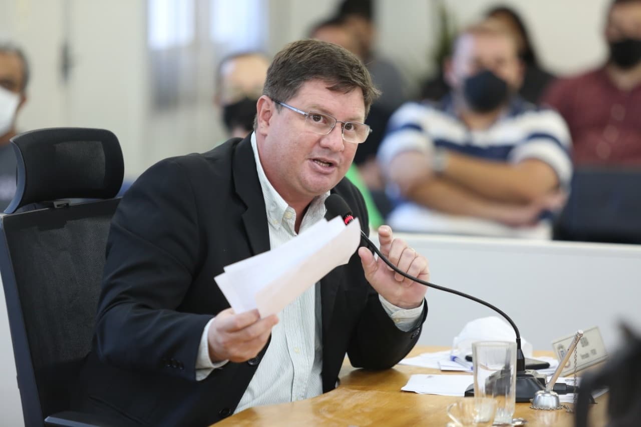 Recuperação de vias públicas é solicitada por vereador durante sessão na Câmara