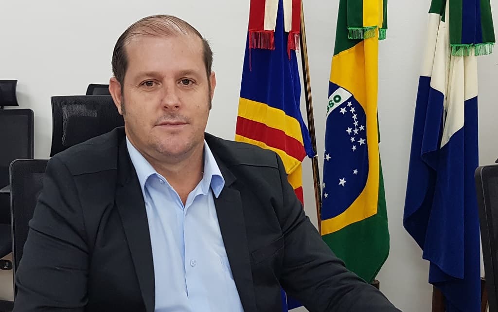 Vereador solicita reparos em mobiliário da biblioteca da Escola Cássio Leite