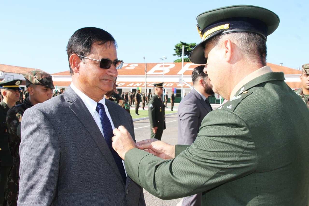 Presidente da Câmara é homenageado pelo Exército e recebe ‘Moeda do Centenário da Brigada’