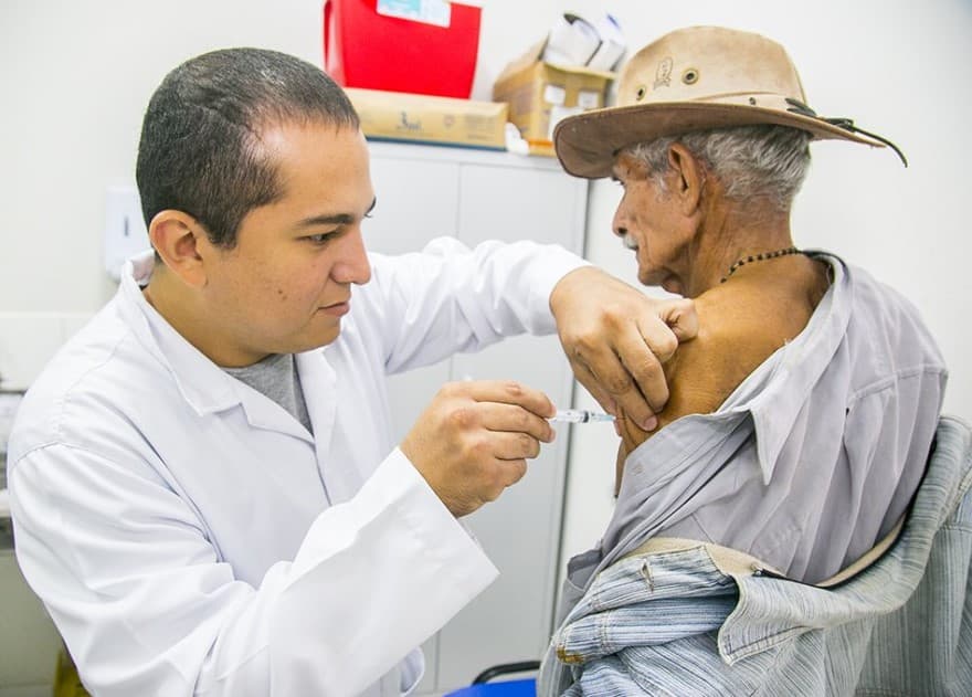 Projeto de Lei prevê criação de programa de vacinação domiciliar para idosos