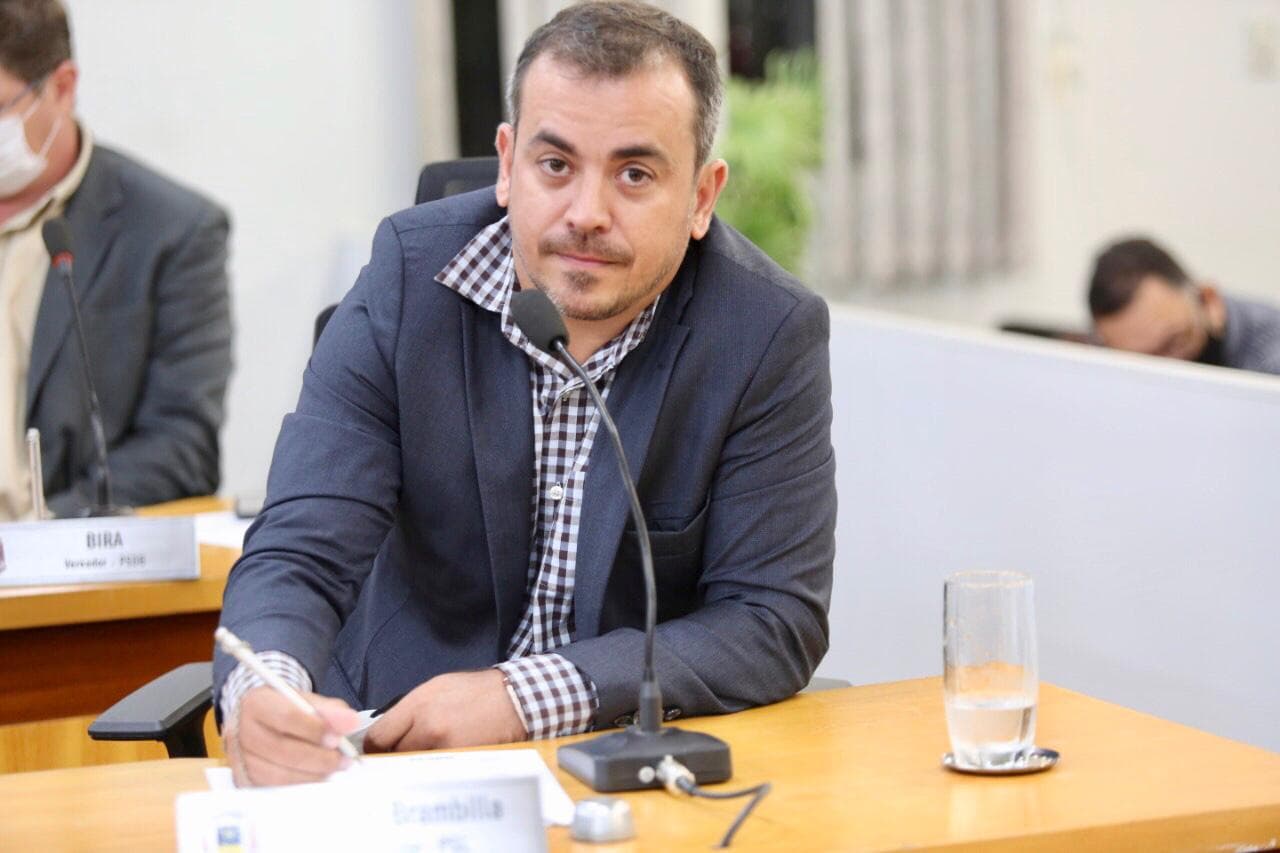 Vereador solicita reparo do pavimento da Rua Cabral, no centro da cidade