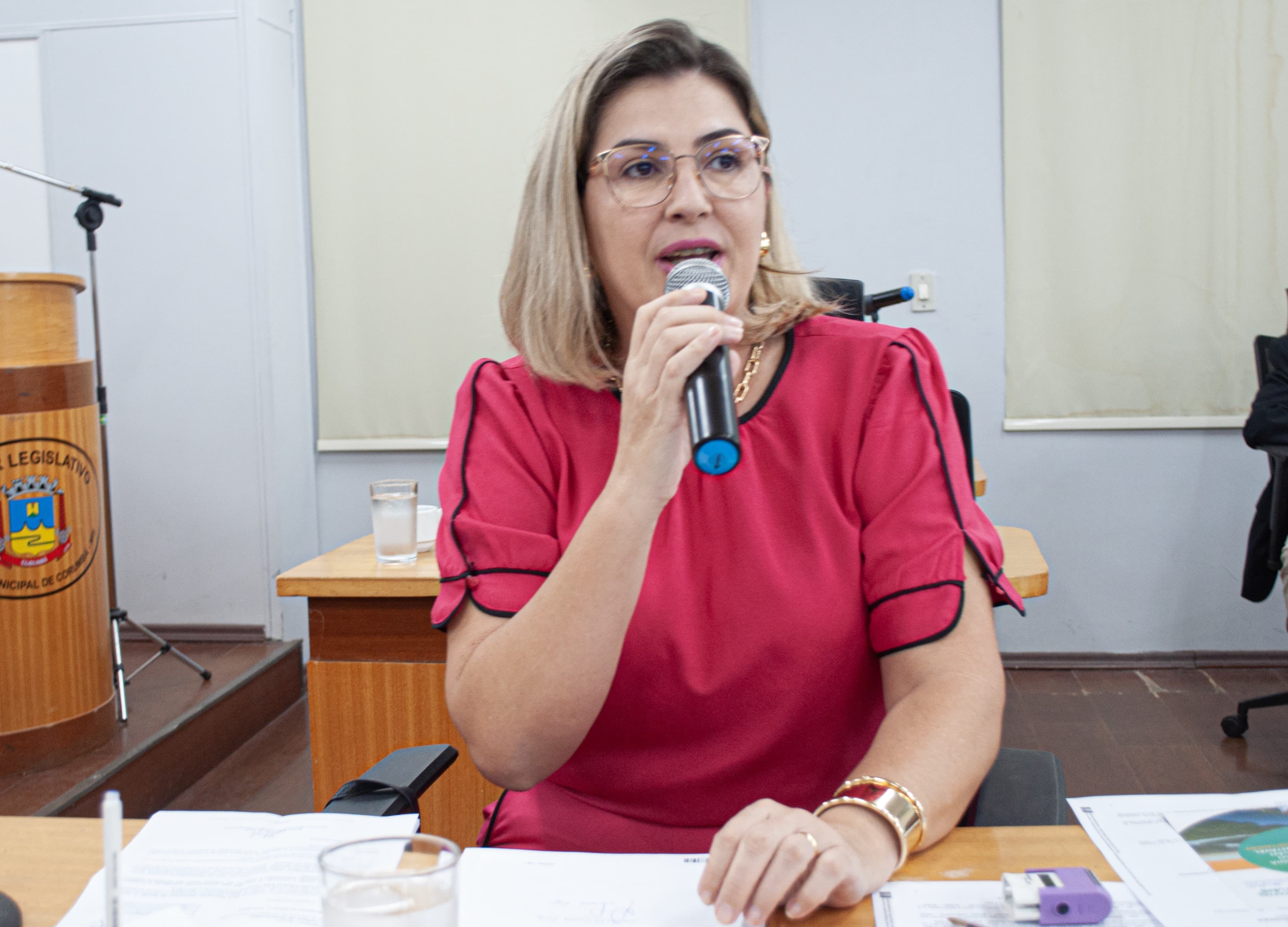 Vereadora cobra informações sobre aquisição de medicamentos e insumos em 2023 e 2024