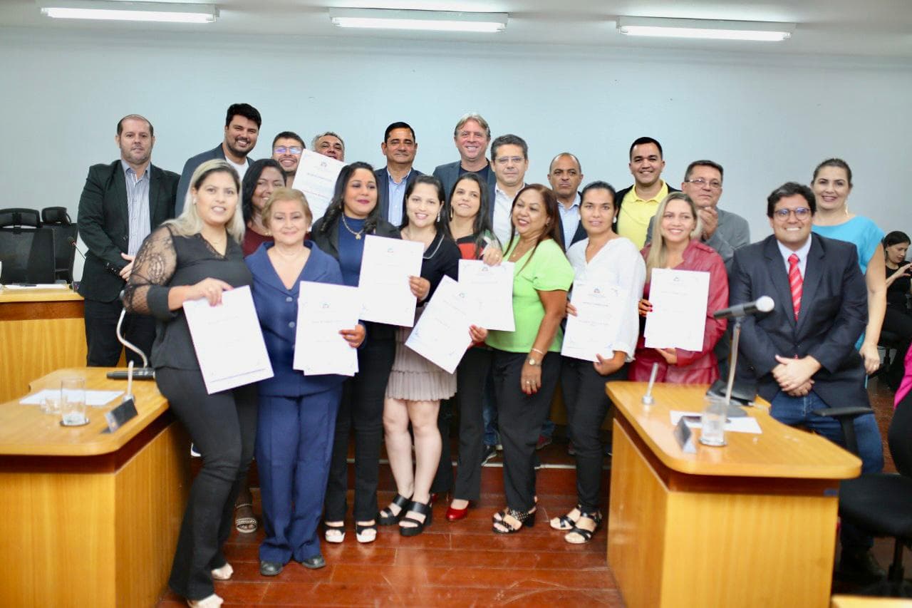 Vereadores homenageiam profissionais que cuidam da saúde da população corumbaense