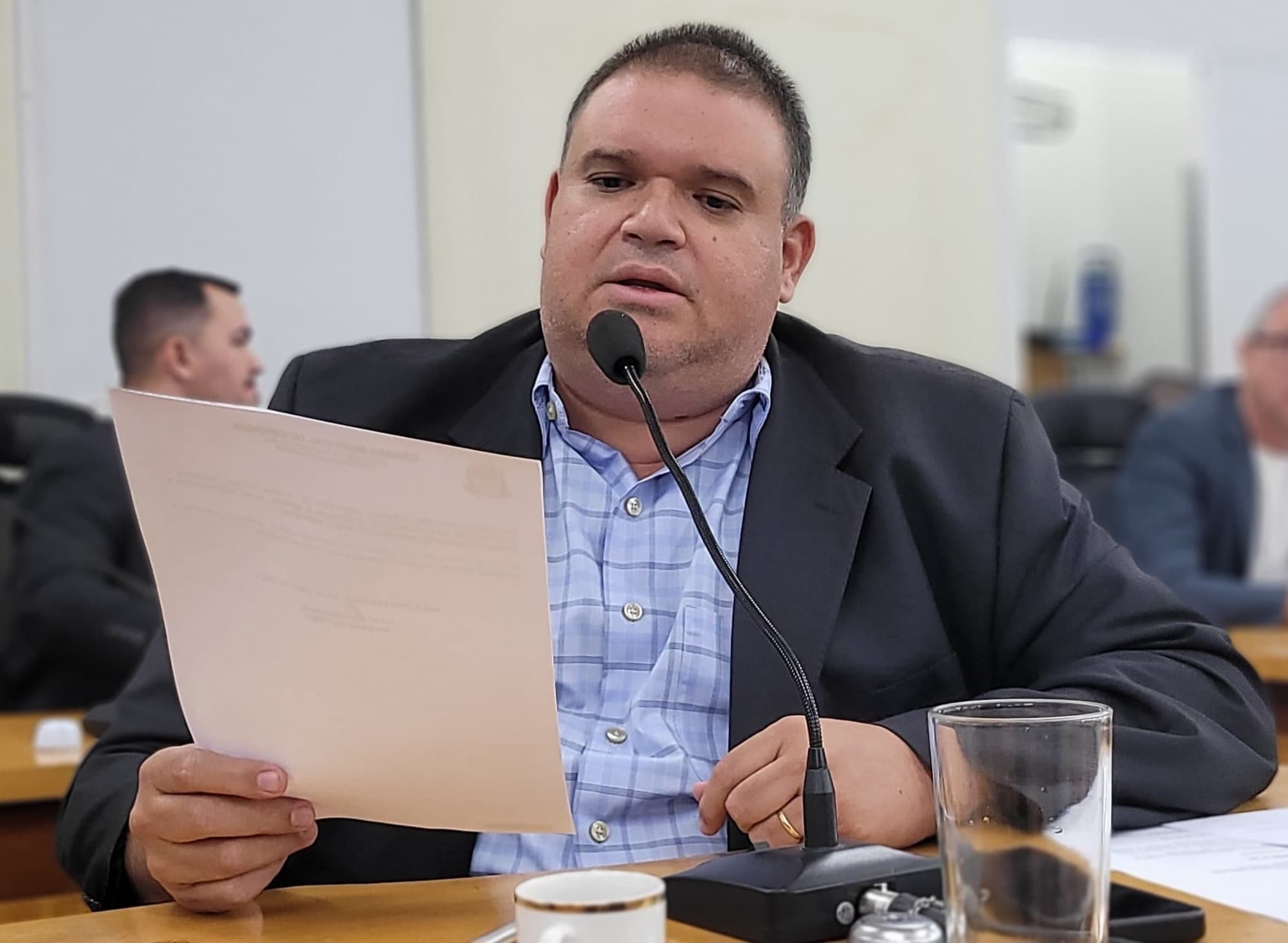 Jovan pede informações sobre reajuste salarial de servidores da Educação
