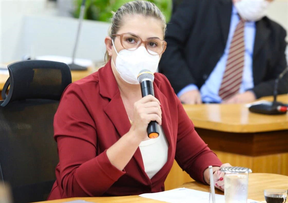 Vereadora prega conscientização sobre a menstruação e distribuição de absorventes higiênicos