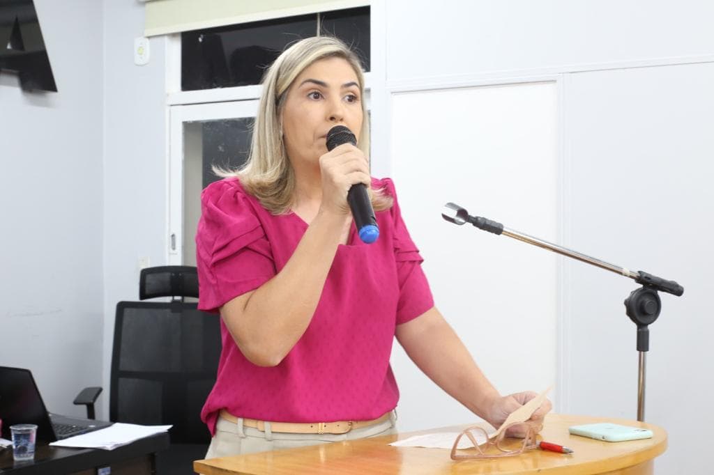 Vereadora pede cópias de contratos de serviços ao Poder Executivo