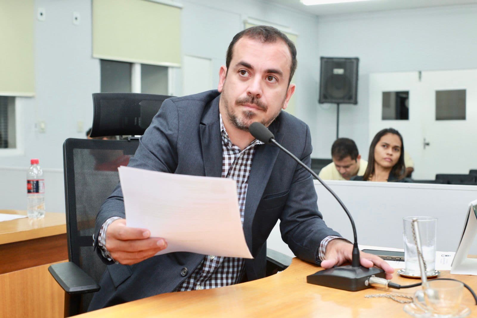 Vereador solicita manutenção do sistema de iluminação do campo do Poliesportivo