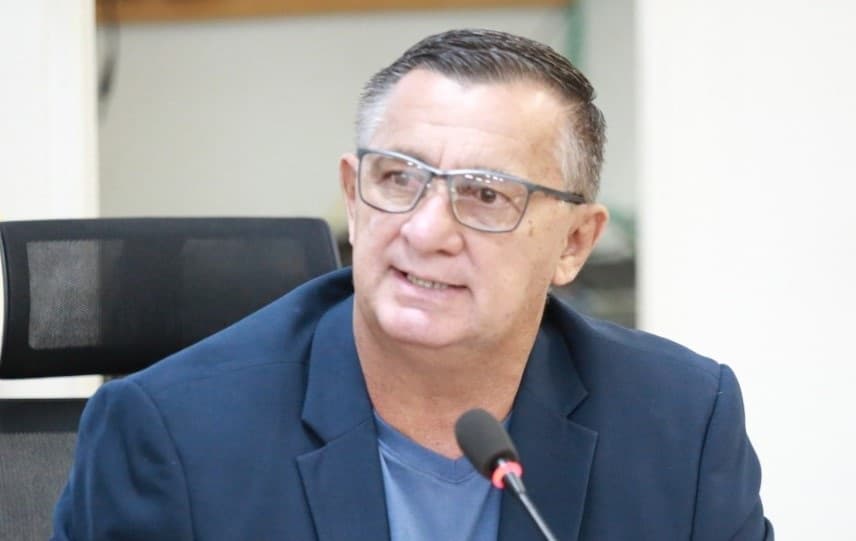 Vereador cobra reinstalação de placas de sinalização em rua do centro
