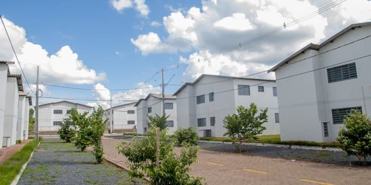 Vereadora sugere parceria para atender famílias vulneráveis com casa própria