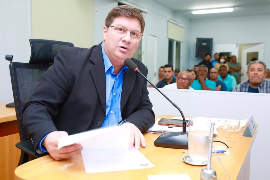 Vereador pede providências para acabar com vazamento na Tiradentes com a Santa Cruz