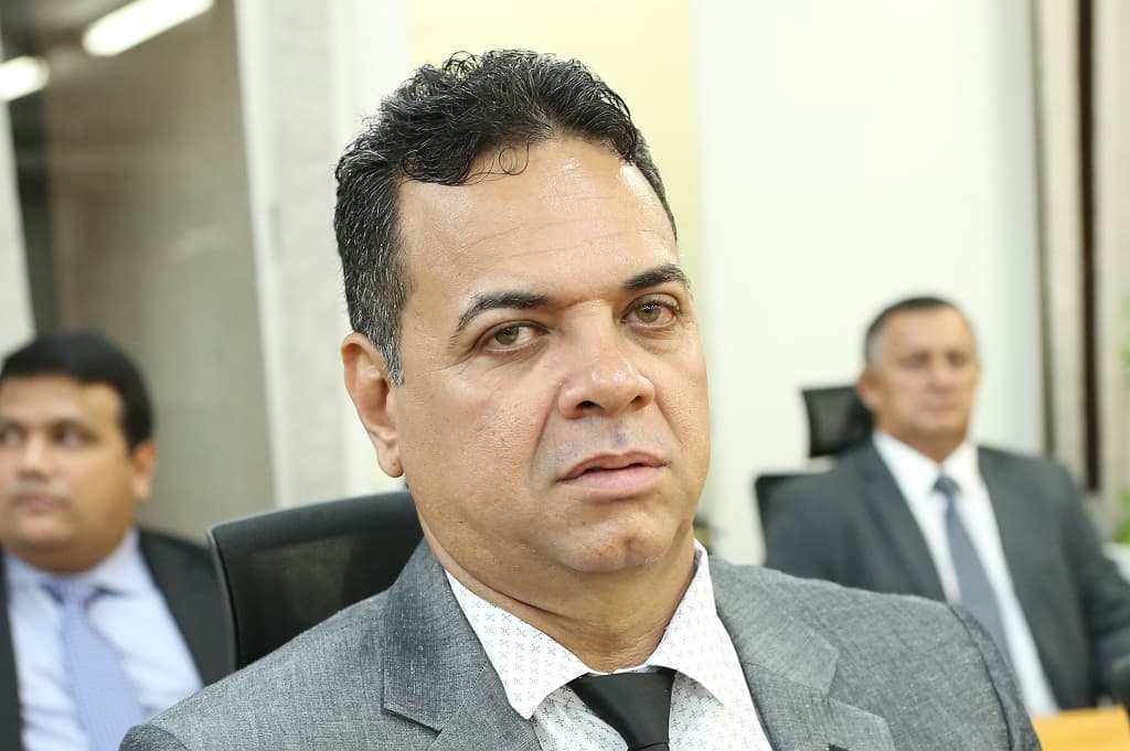 Vereador solicita cobertura e reforma de quadra no Bairro Guarani