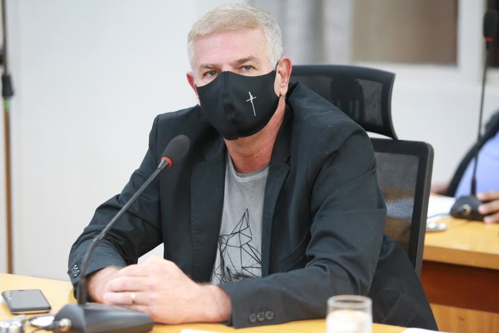 Vereador cobra solução para problemas de quedas de sinais de internet na cidade