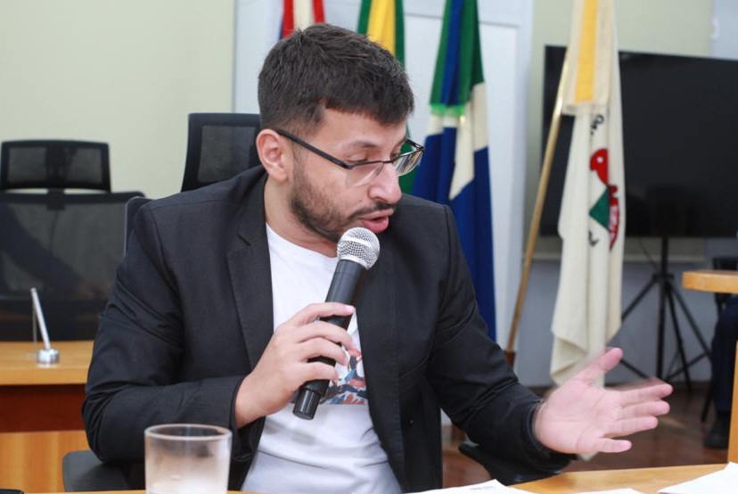 Vereador pede reforma e cobertura de quadra de esportes do Bairro Generoso