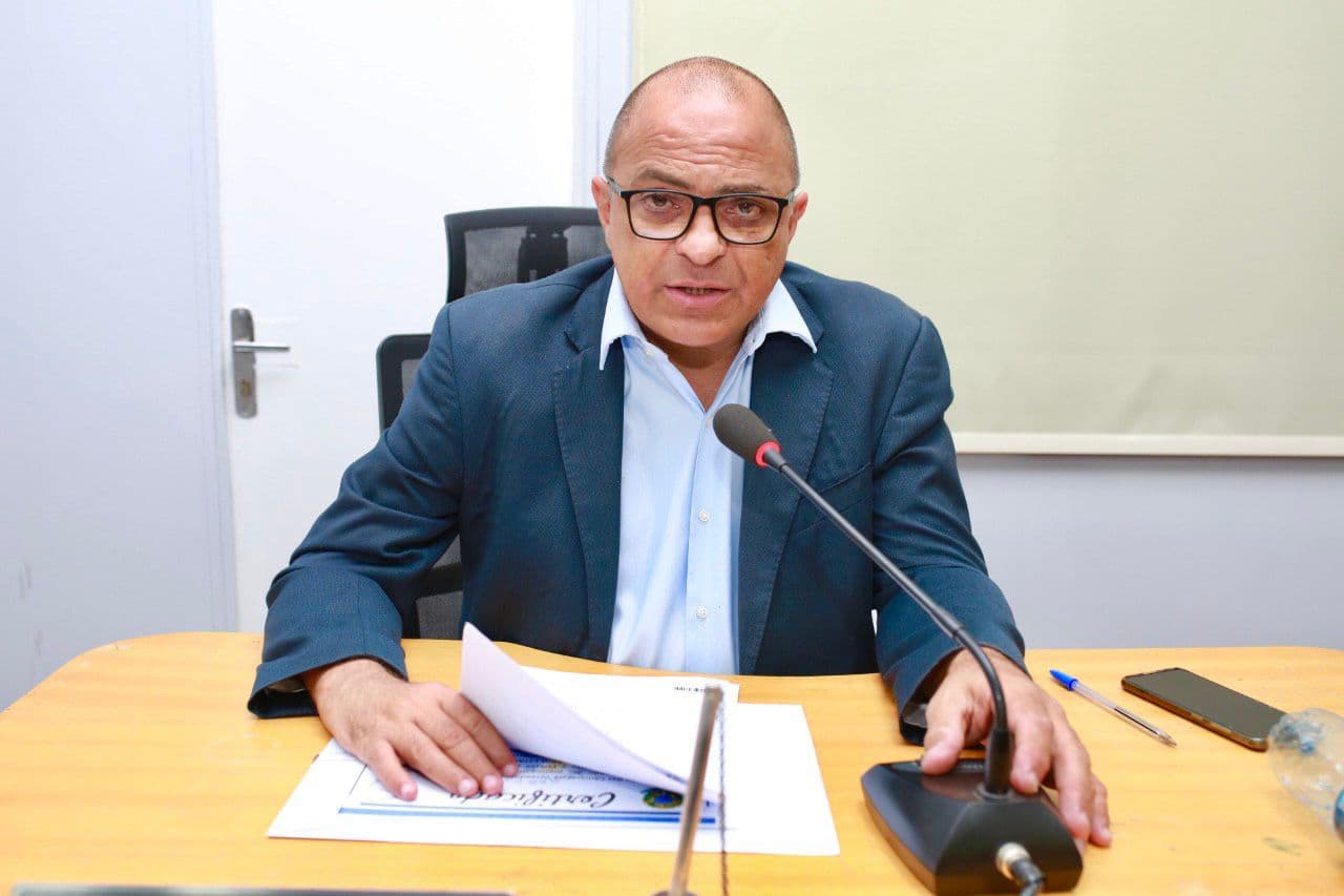 Vereador pede limpeza de rotatória próximo fronteira para evitar acidentes