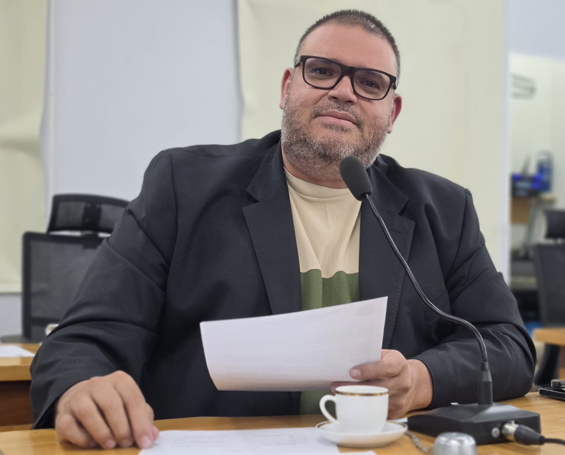 Jovan pede remoção de vergalhões de ferro no calçadão da Avenida Gaturama