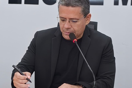 19 de Agosto, 06:46 Alexandre pede esclarecimento sobre retirada de animais soltos pelas ruas da cidade