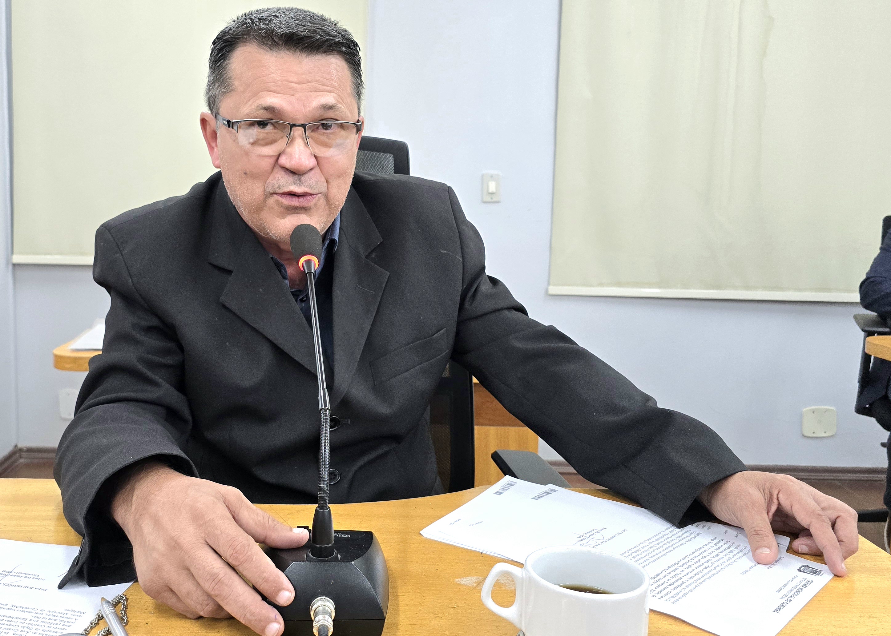 Vereador pede manutenção e replantio de plantas ornamentais nas floreiras do centro