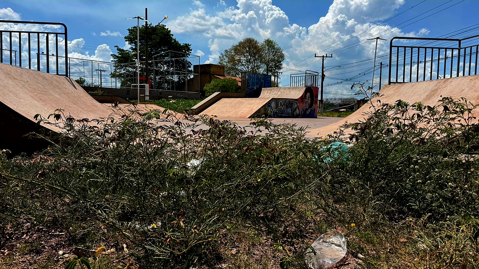 Na Câmara, Kleyton cobra limpeza e manutenção de praça esportiva do Bairro Previsul