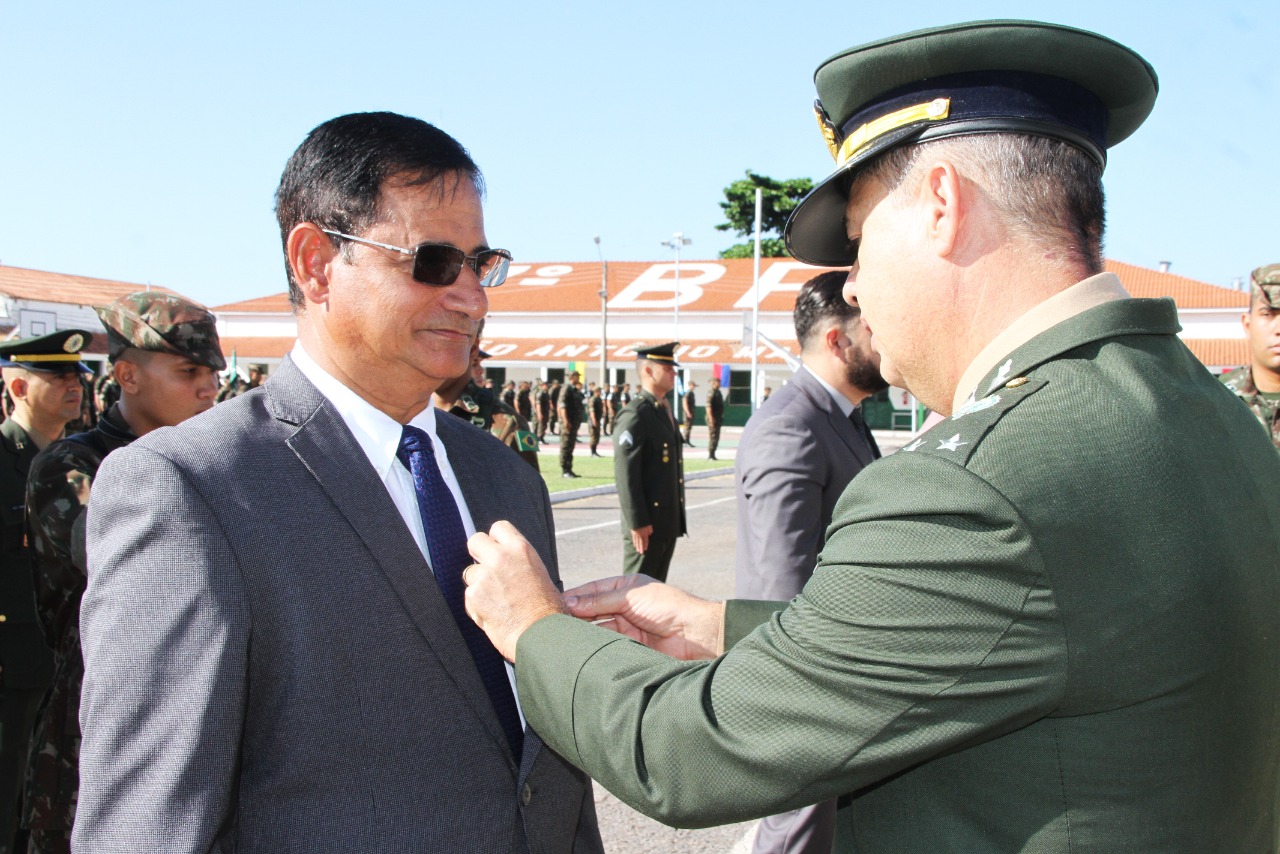 Presidente da Câmara é homenageado pelo Exército e recebe ‘Moeda do Centenário da Brigada’