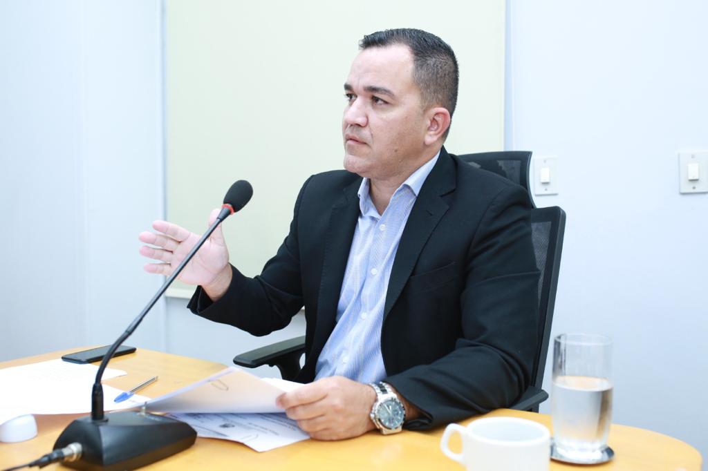 Vereador pede limpeza de via pública para combater proliferação do mosquito da dengue