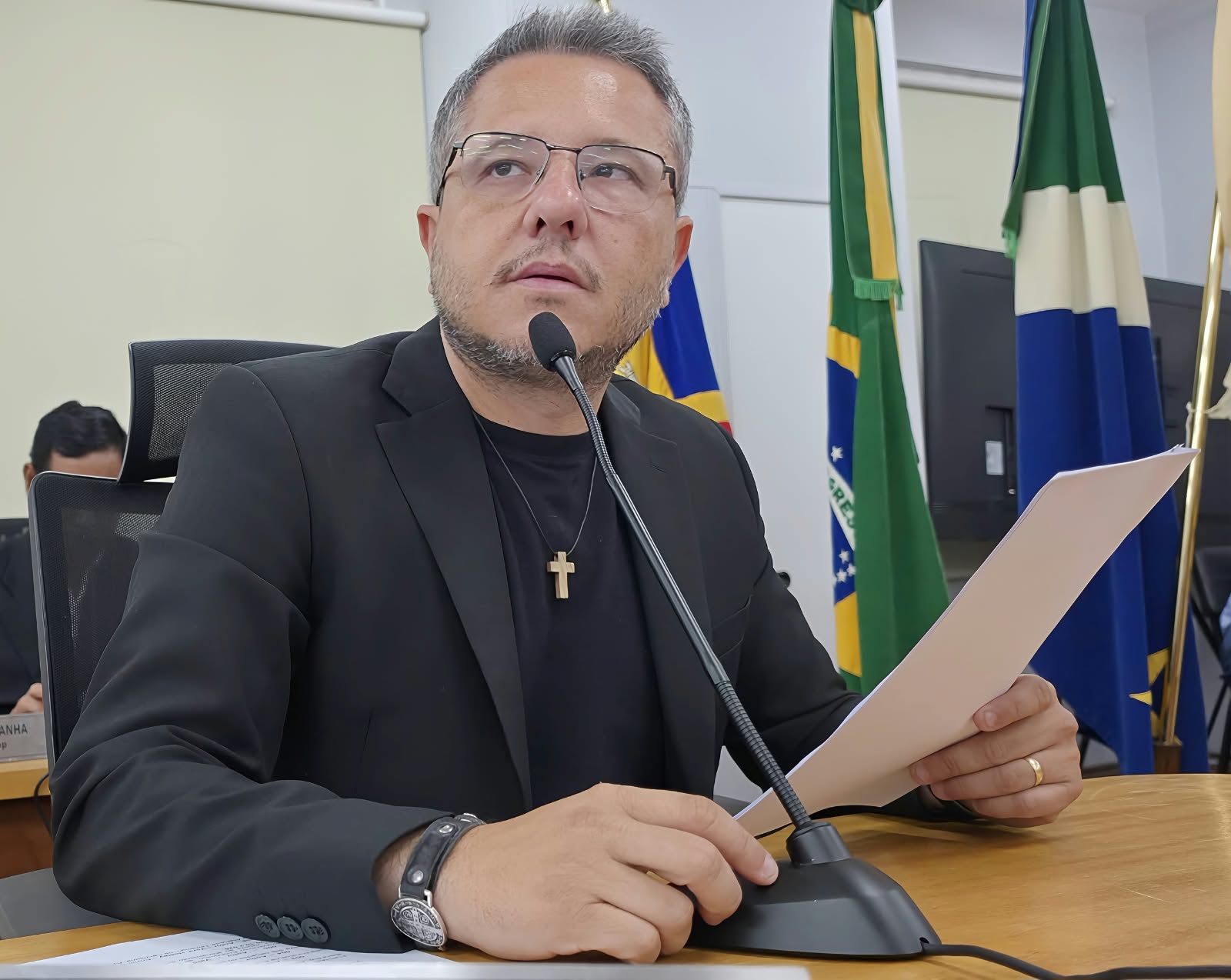 Cazarin cobra procedimentos para aplicação da lei que proíbe soltura de fogos de artifício com estampido